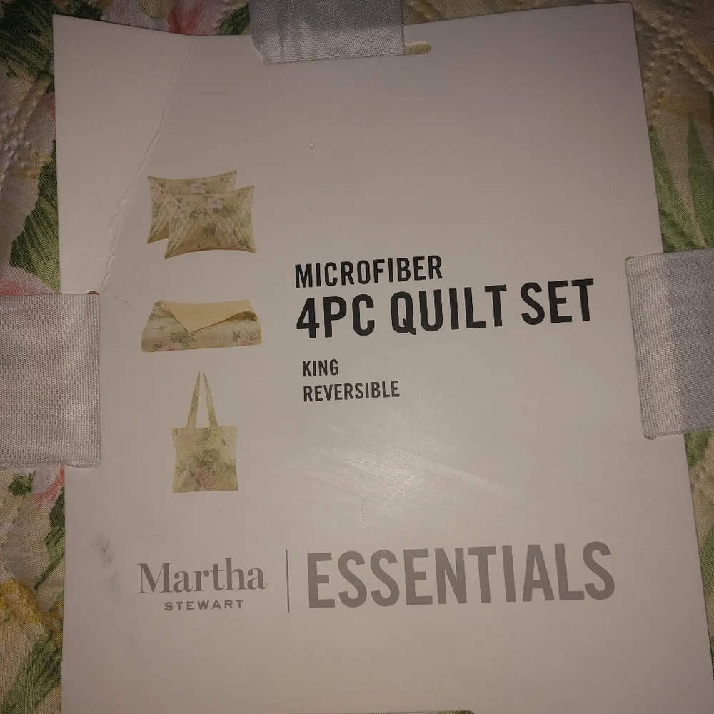 Martha Stewart 4 Piece Sunny Floral Microfiber Quilt Set with Tote NWT